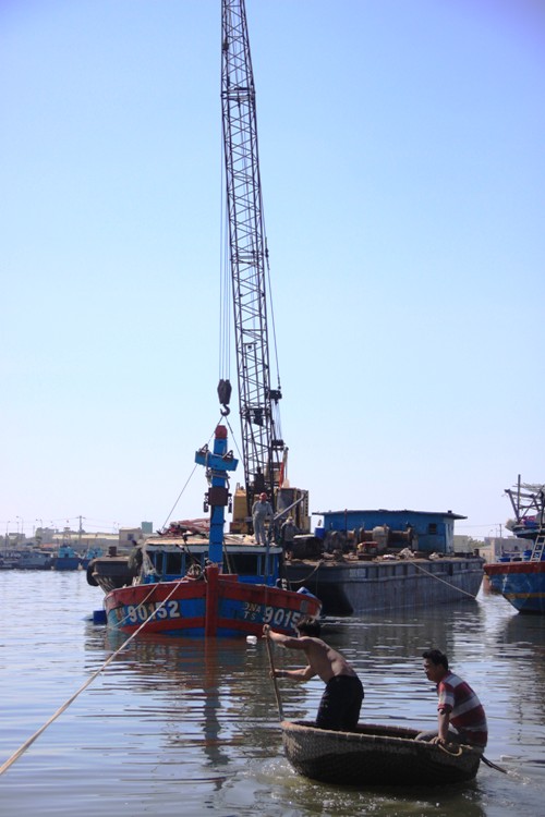 Trục vớt tàu cá Đà Nẵng bị tàu TQ đâm chìm